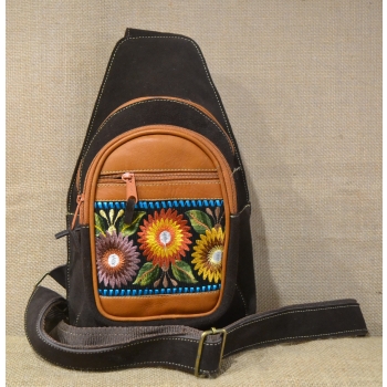 Torebka skórzana ciemnobrązowa typu gruszka  haftowana etnicznym kwiatowym  wzorem.